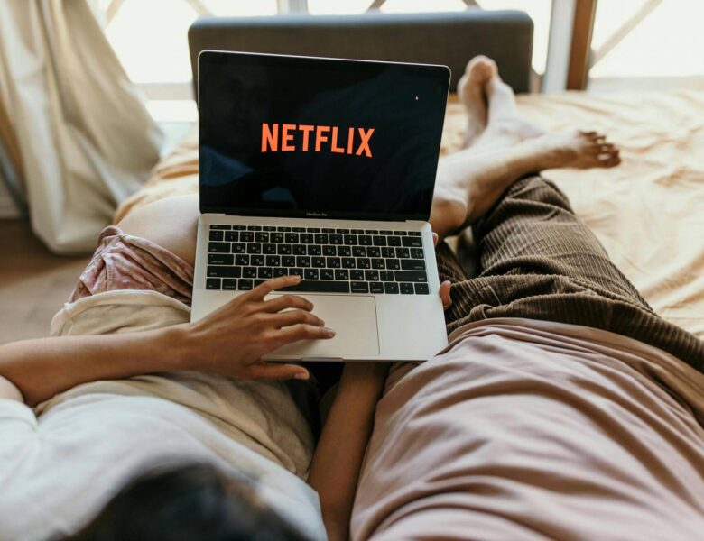 Netflix a podróże: Czy seriale i filmy mogą być inspiracją do odkrywania nowych miejsc?